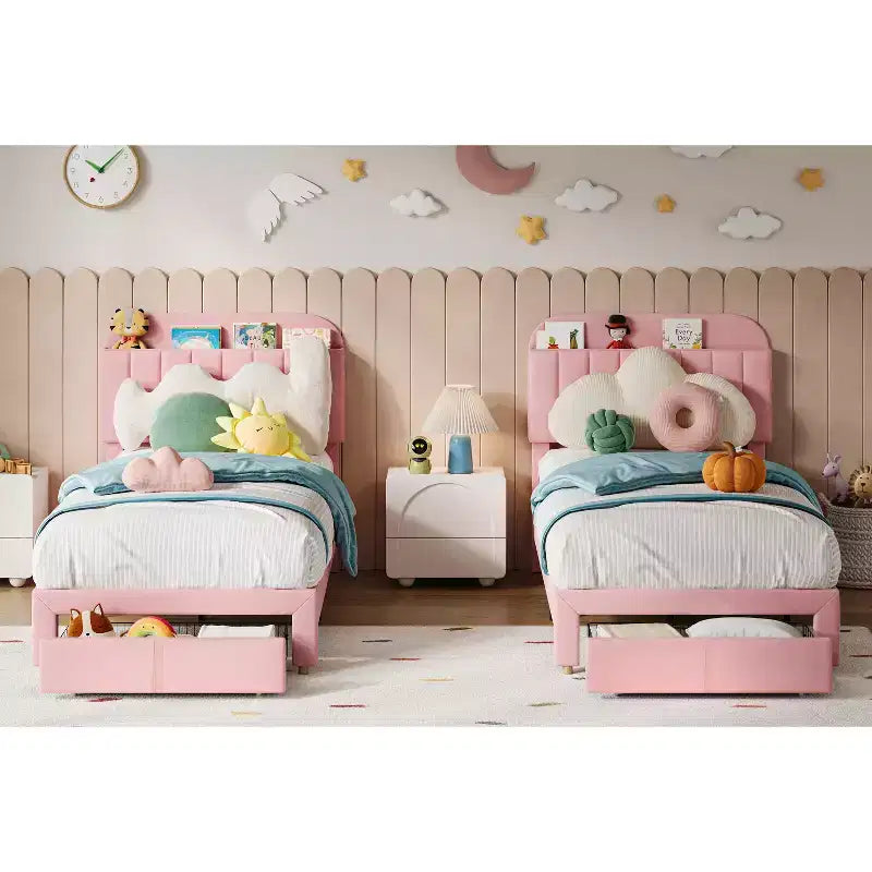 Letto a piattaforma singolo in velluto azzurro/rosa chiaro/bianco sporco con testiera libreria