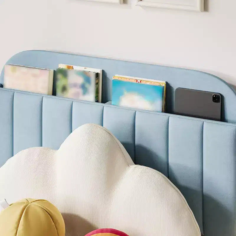 Letto a piattaforma singolo in velluto azzurro/rosa chiaro/bianco sporco con testiera libreria