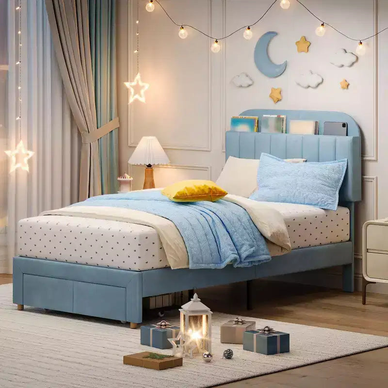 Letto a piattaforma singolo in velluto azzurro/rosa chiaro/bianco sporco con testiera libreria