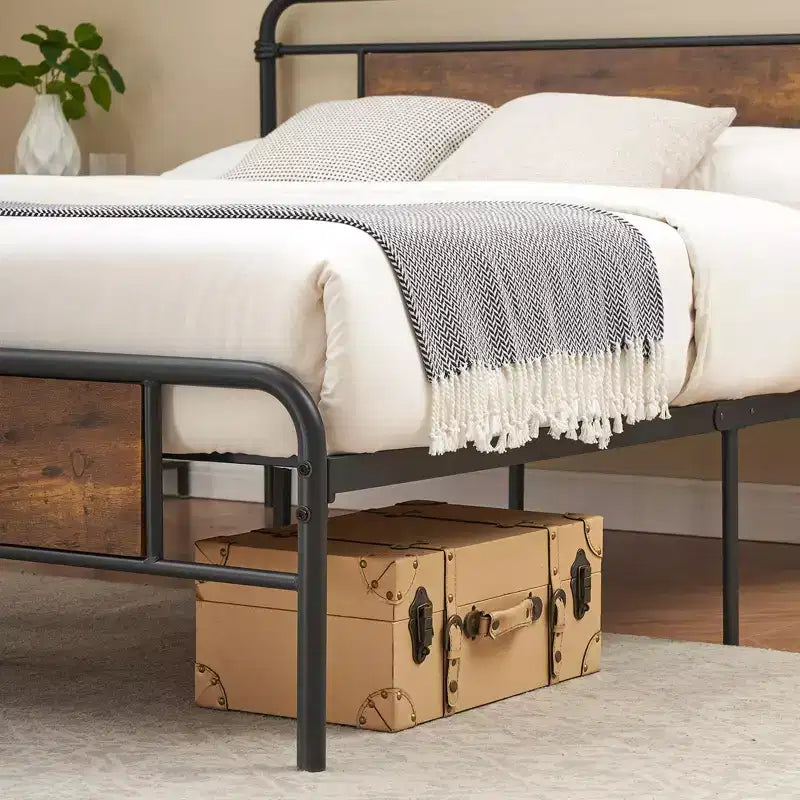 Letto matrimoniale con struttura in metallo stile rustico marrone, 1 persona