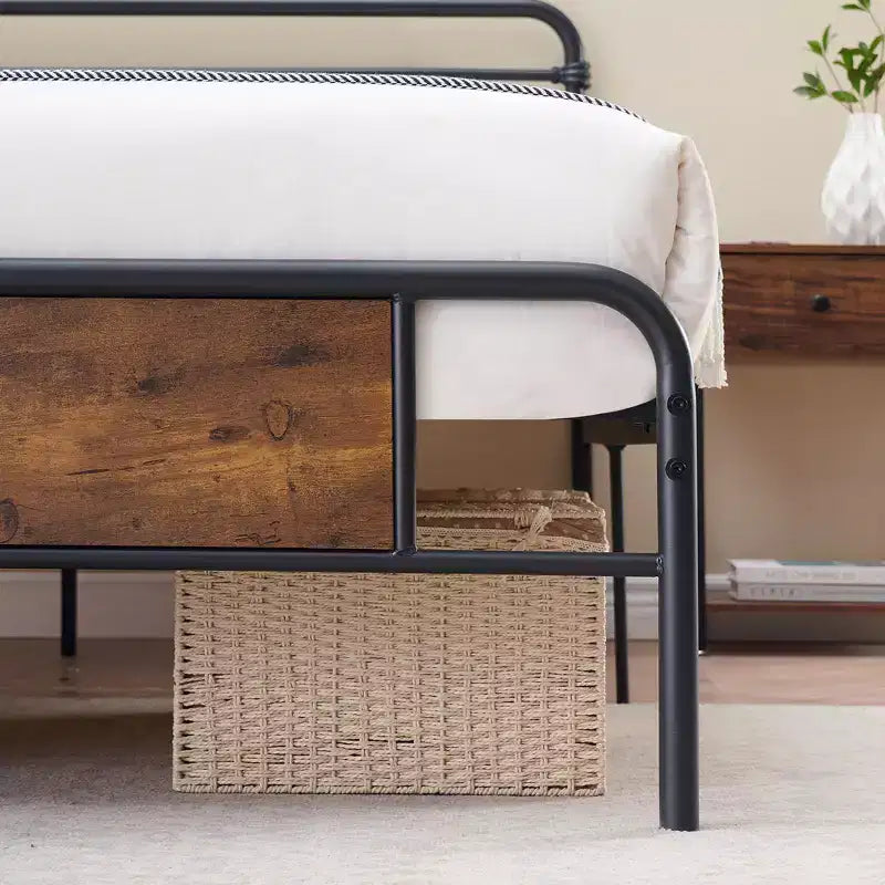 Letto matrimoniale con struttura in metallo stile rustico marrone, 1 persona