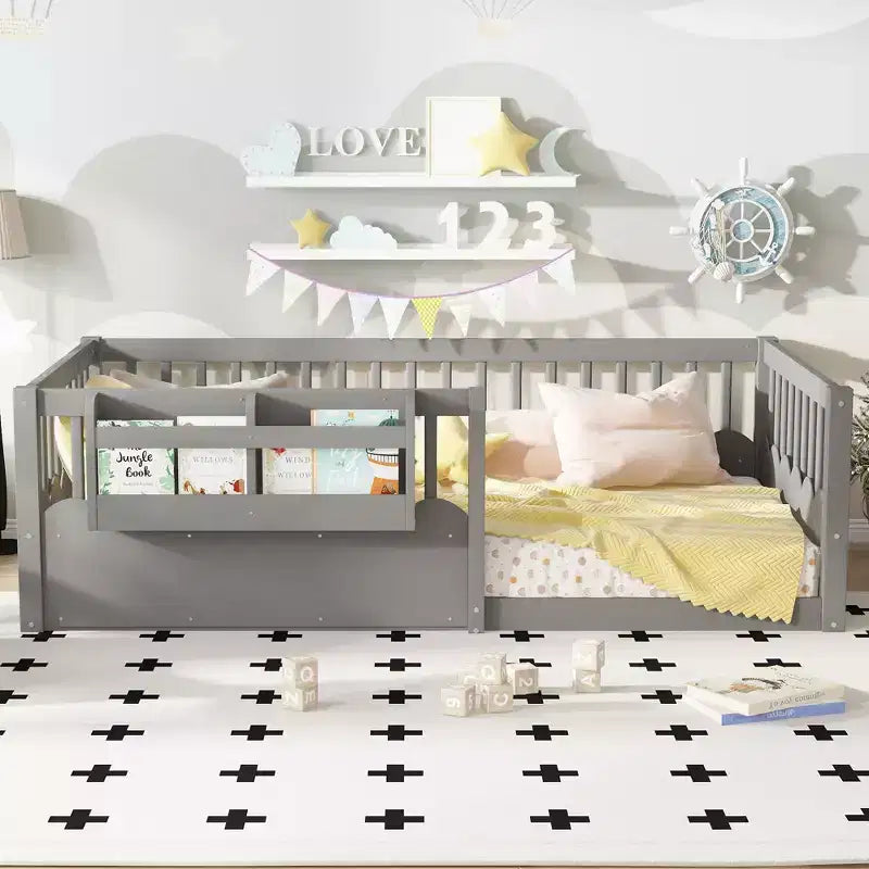 Letto a pavimento grigio/naturale/bianco con sponde di sicurezza e libreria, singolo/matrimoniale/king size, per 1 bambino