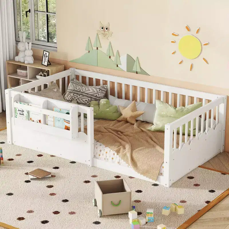 Letto a pavimento grigio/naturale/bianco con sponde di sicurezza e libreria, singolo/matrimoniale/king size, per 1 bambino