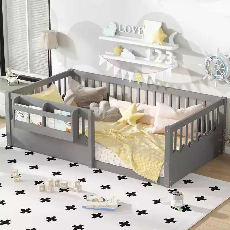 Letto a pavimento grigio/naturale/bianco con sponde di sicurezza e libreria, singolo/matrimoniale/king size, per 1 bambino