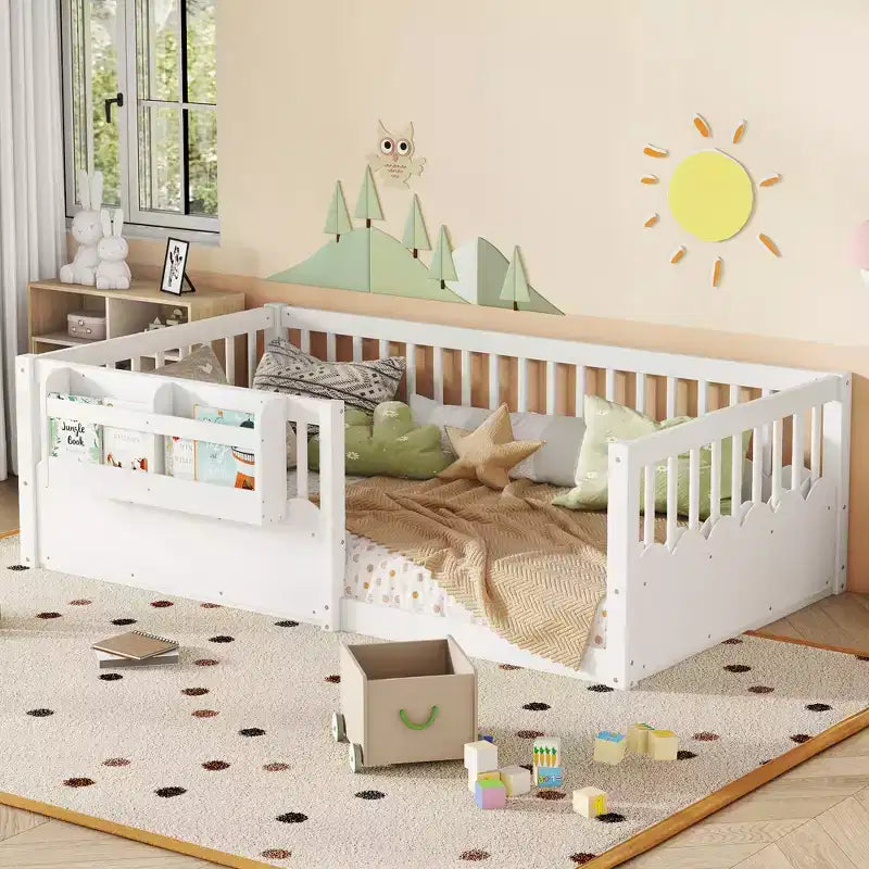Letto a pavimento grigio/naturale/bianco con sponde di sicurezza e libreria, singolo/matrimoniale/king size, per 1 bambino