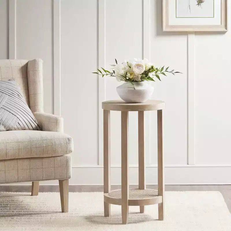 Tavolino rotondo color beige, impiallacciatura in frassino e ripiano in rattan, montaggio per 1 persona