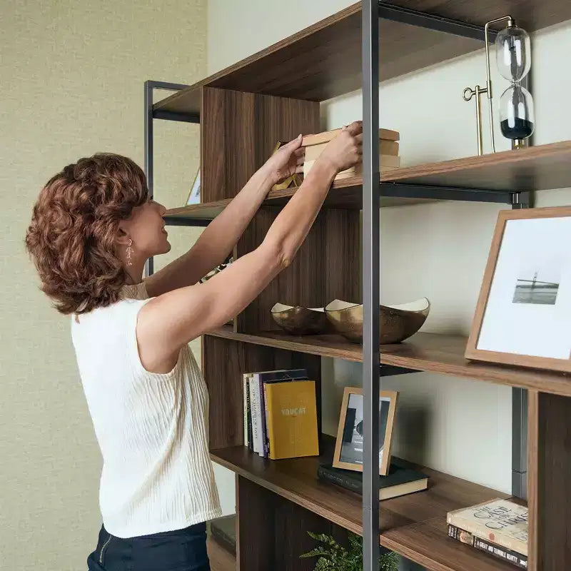 Libreria da parete a 5 ripiani in noce e ottone / noce e grigio, montaggio da 1 persona